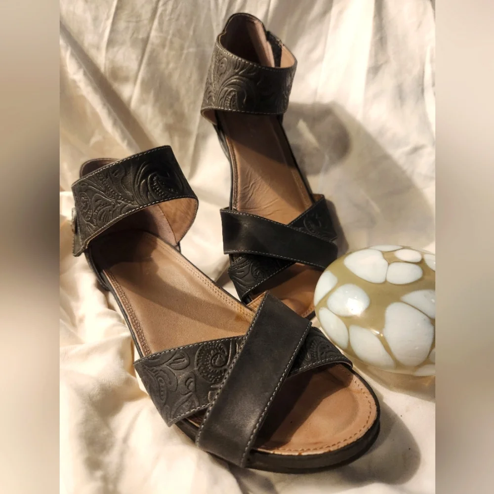 Anesha Leather Embossed Black Strap Sandles W EU 39 - Picture 1 of 6